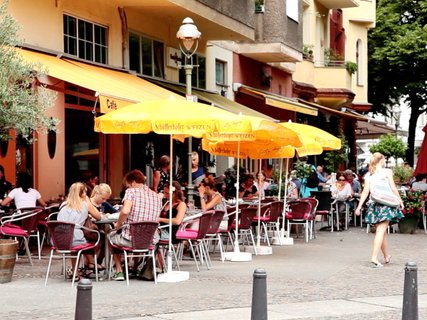 Café dans une rue résidentielle