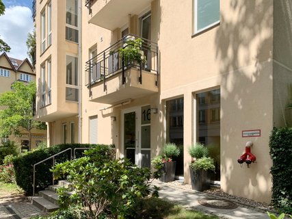 Eingang zum Haus und Vorgarten