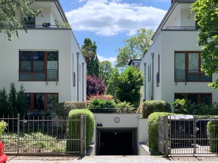 Einfahrt Tiefgarage und Vorgarten