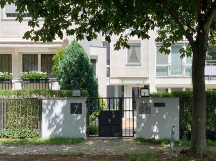 Eingang zum Haus und Vorgarten